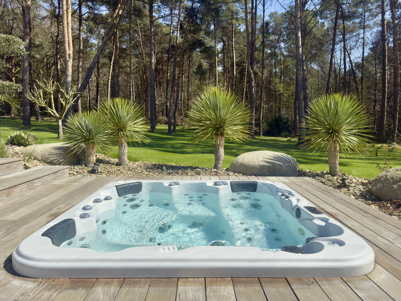 Spa moderne dans un espace détente, étude personnalisée Hydro Ouest