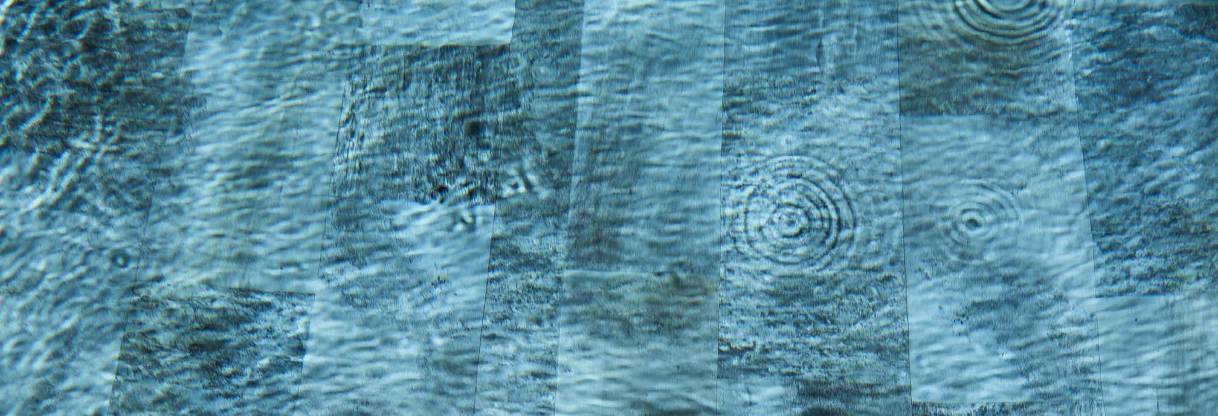 Surface d’eau bleue avec ondulations et reflets lumineux