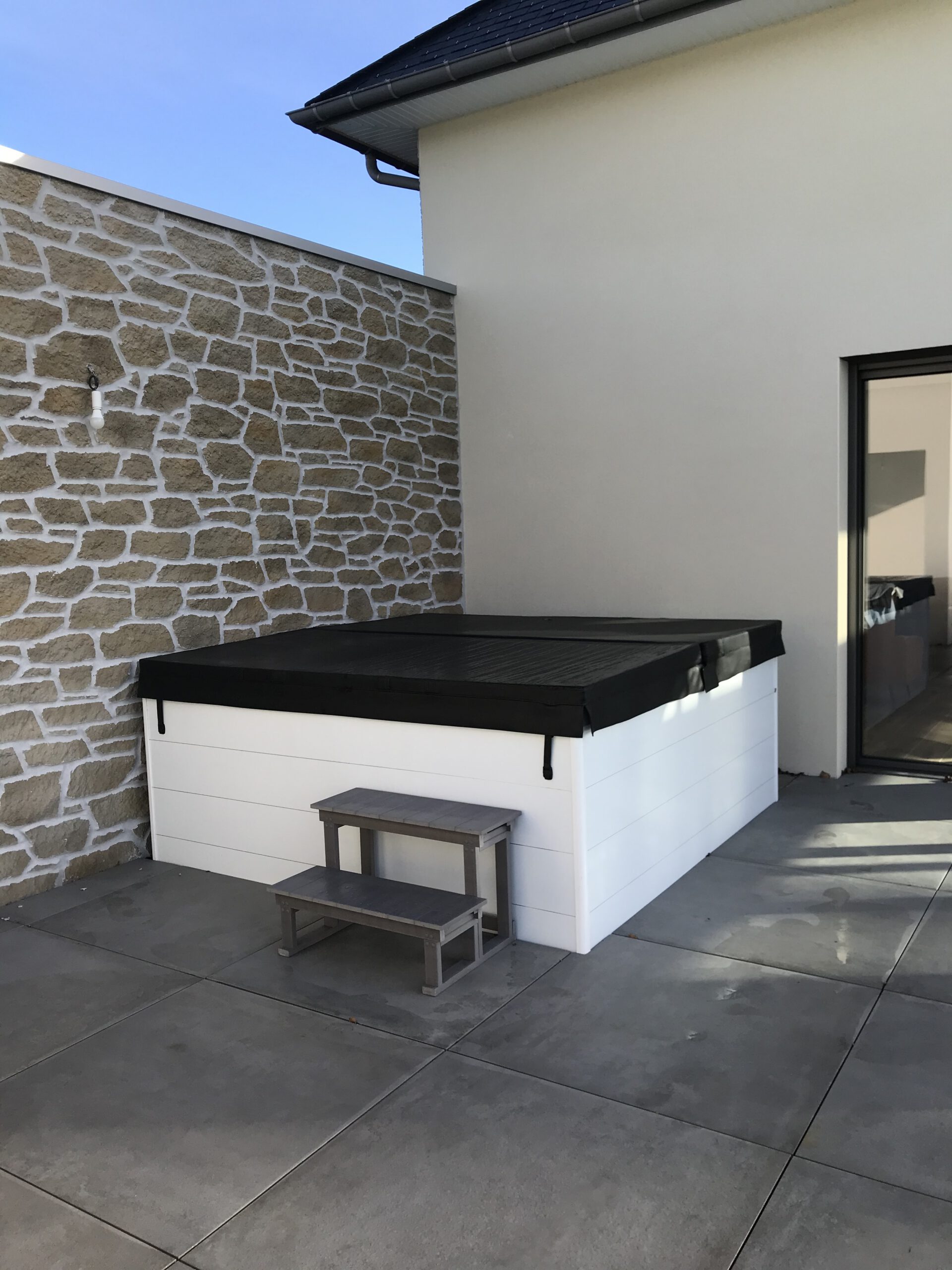 Spa et jacuzzi extérieur installé à Sévignac