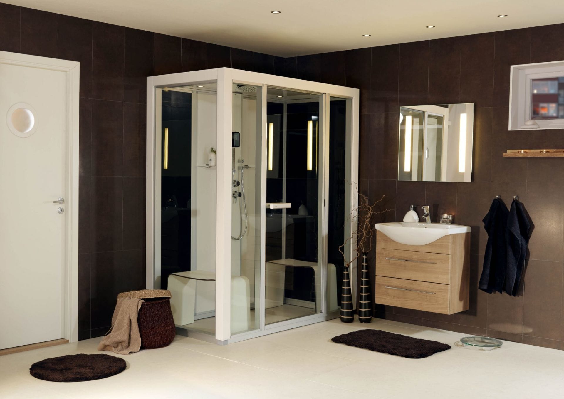 Douche hammam vitrée à cadre blanc dans une salle de bain moderne