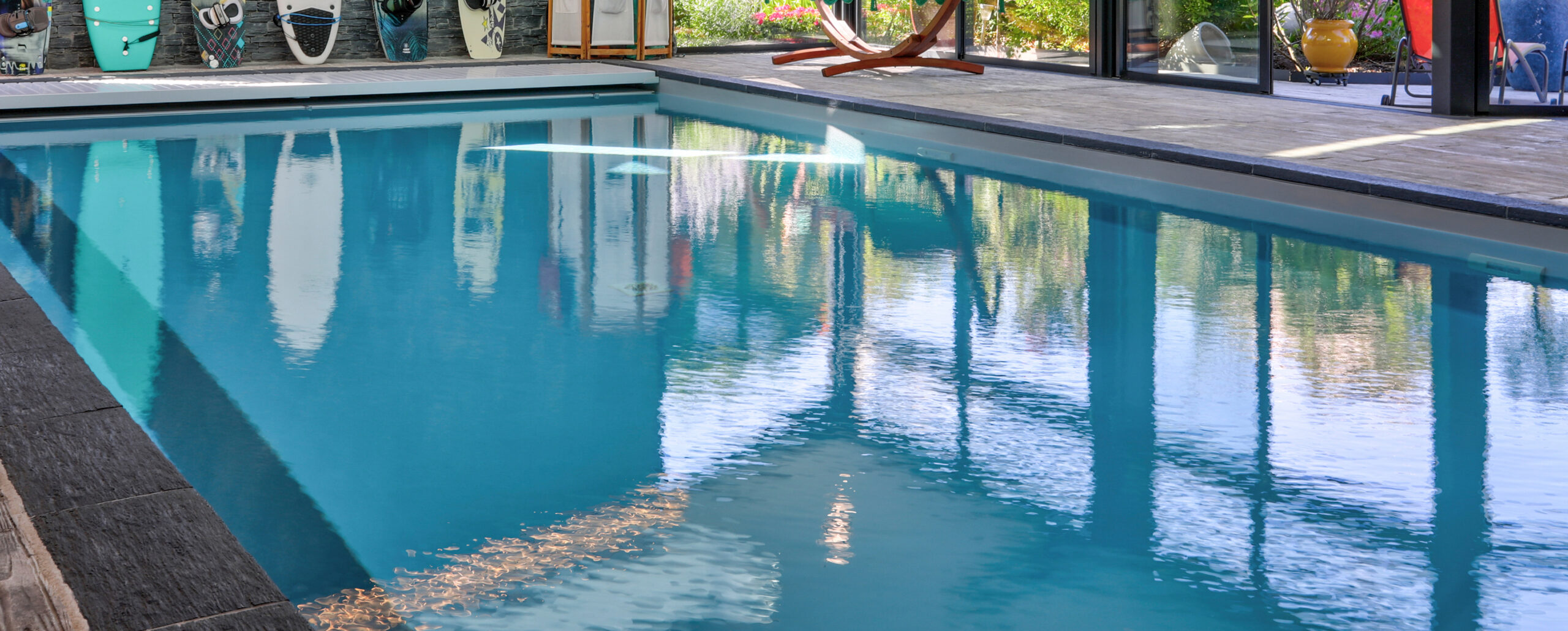 Piscine extérieure réalisée par Hydro Ouest, vue panoramique du bassin
