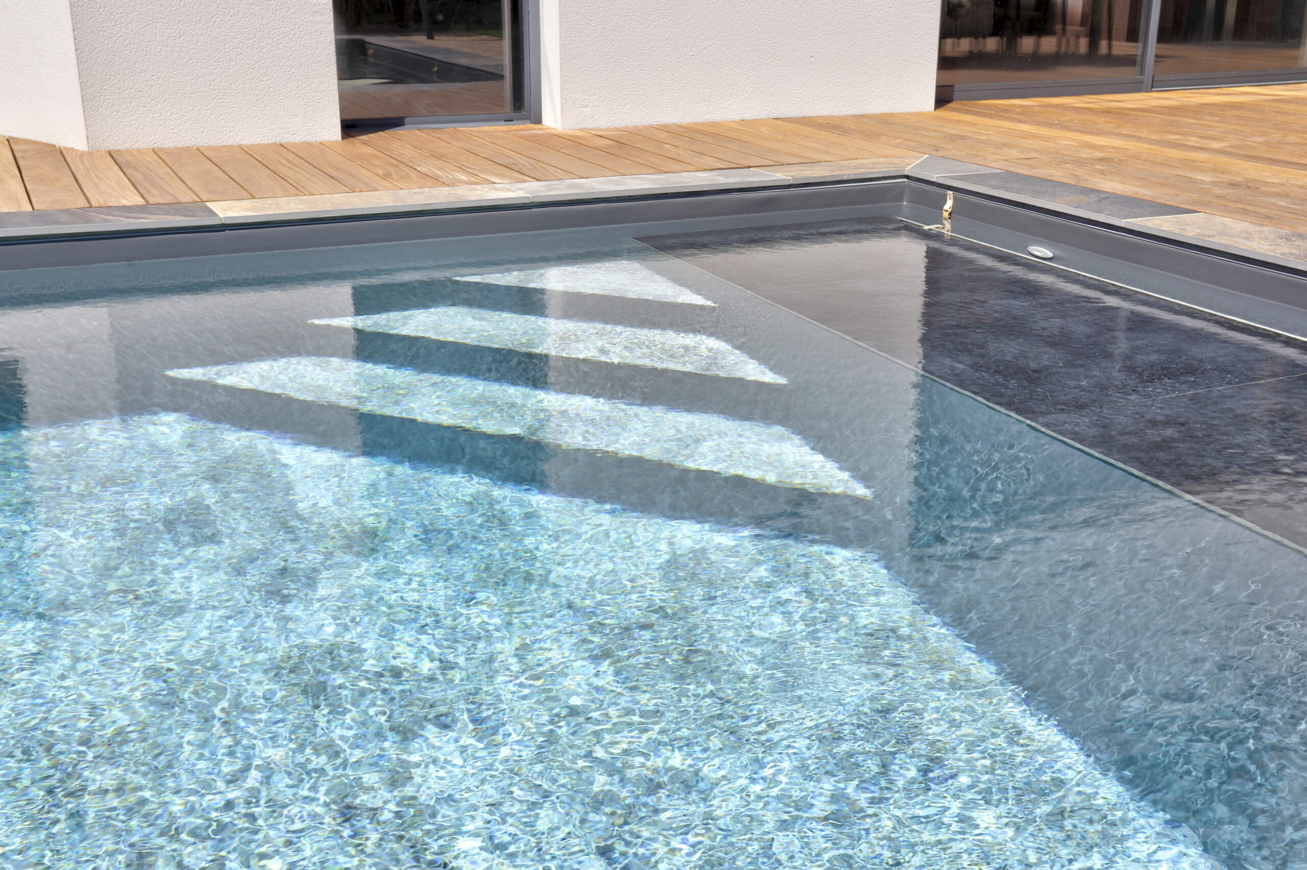 Piscine extérieure de 10 x 4 m à Loudéac, vue HD
