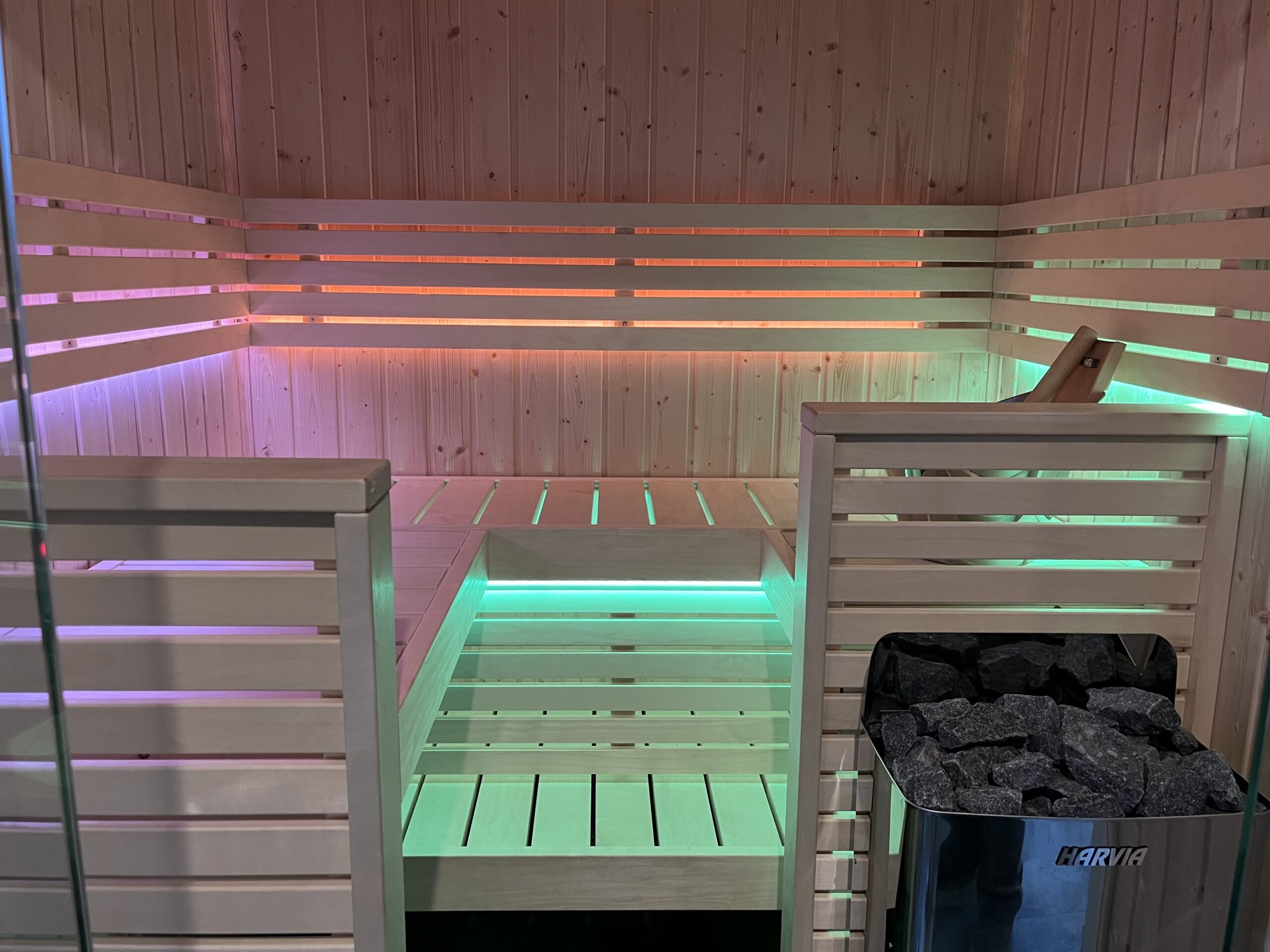 Intérieur d’un sauna infrarouge en bois clair